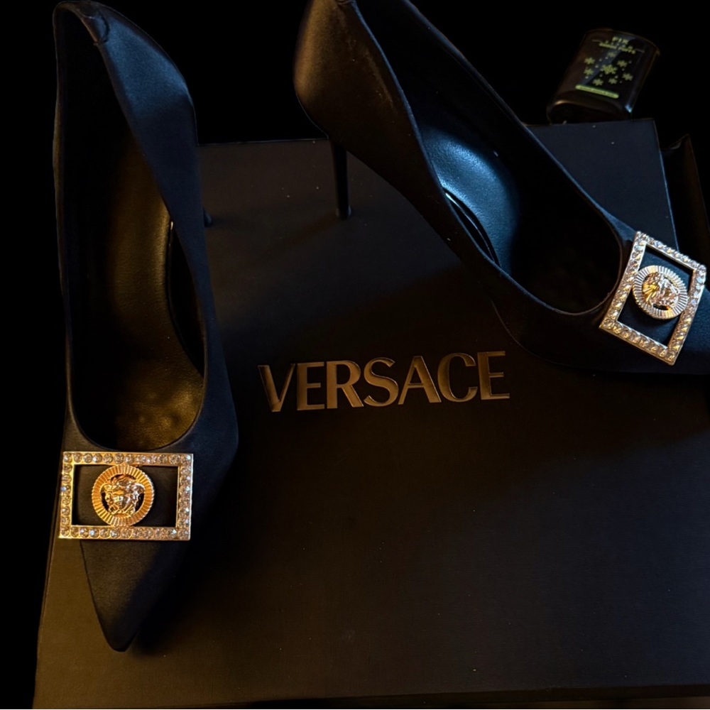 A PAIR OF 1996 REISSUE BIGGIE GOLD VESACE MEDALLION PUMPS NWOT WITH BOX AND REC